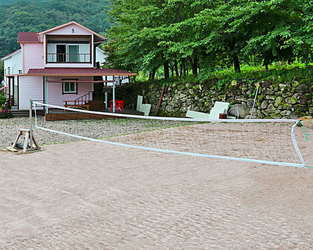 족구 및 체육시설 즐기기